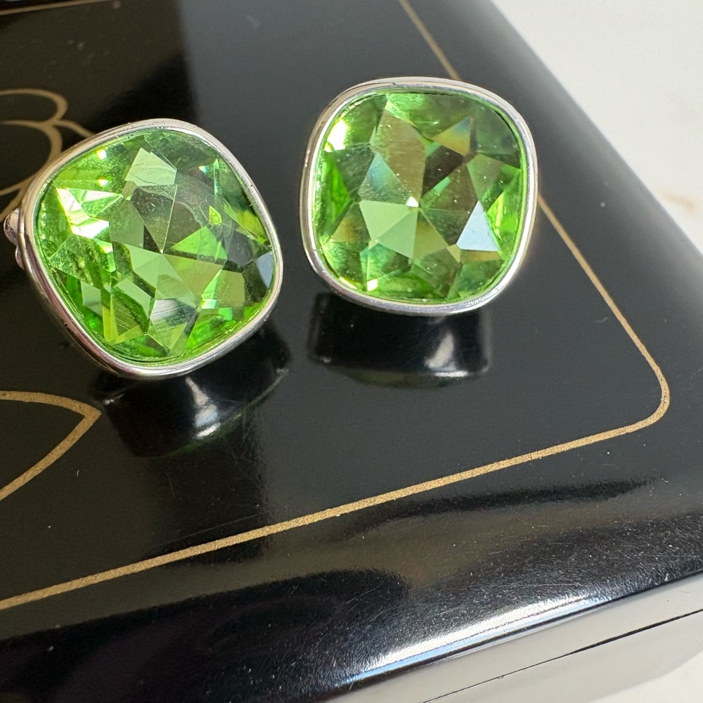Vintage Avon Faceted Green Glass Cushion Stud Earrings Silver Tone Geometric 1/2